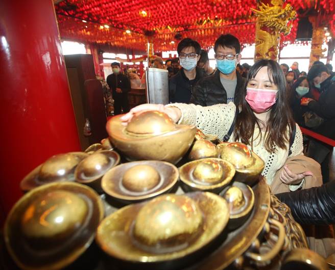 传统习俗中，正月初五这天要吃饺子、麵条、八宝饭，并且不得在这天理髮、欠帐。(陈怡诚摄）