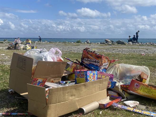 台东海滨公园惊见大堆垃圾。（蔡旻妤摄）