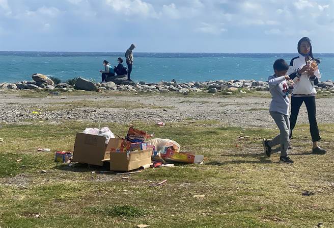 台东海滨公园惊见大堆垃圾。（蔡旻妤摄）