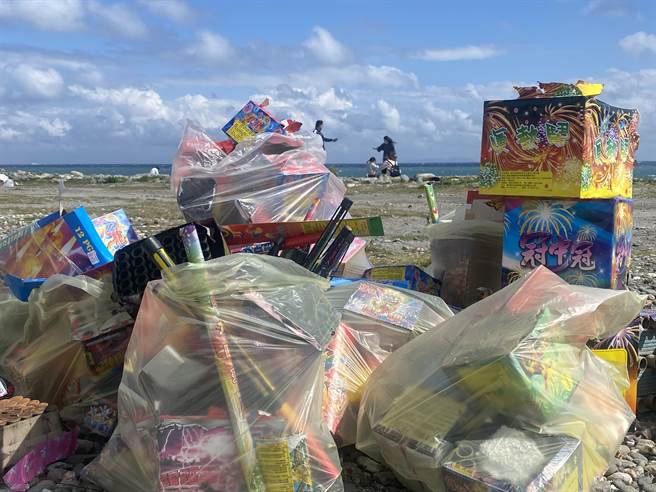 台东海滨公园惊见大堆垃圾。（蔡旻妤摄）