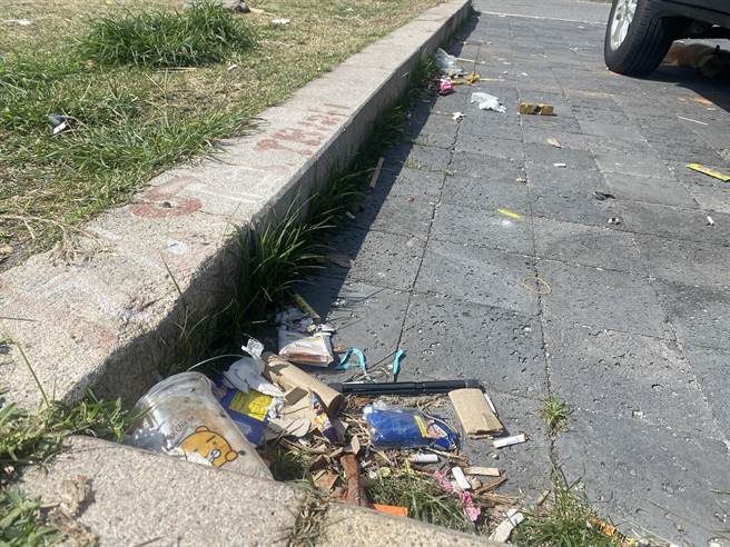 台东海滨公园惊见大堆垃圾。（蔡旻妤摄）