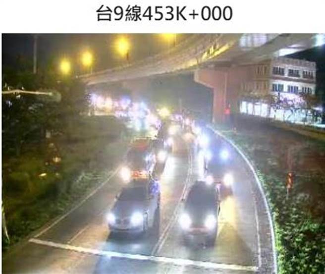 年假尾声北返现车潮，台九线时速3、40公里。（翻摄画面／谢佳潾屏东传真）