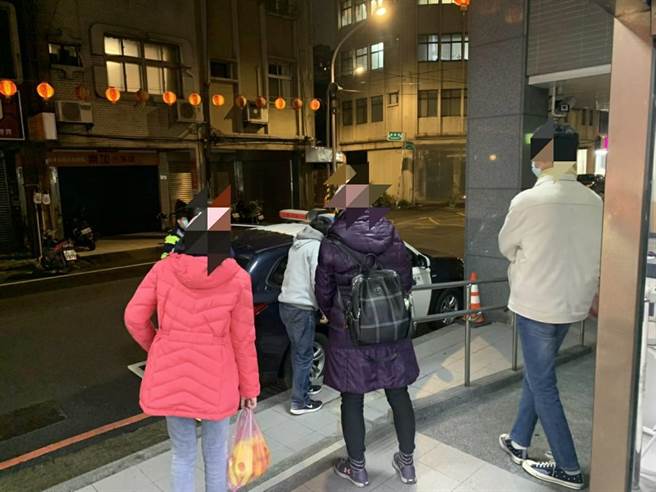 呂姓老翁疑似失智出門，忘了回家的路，所幸熱心員警發現他，並為其確認身分。（翻攝照片）