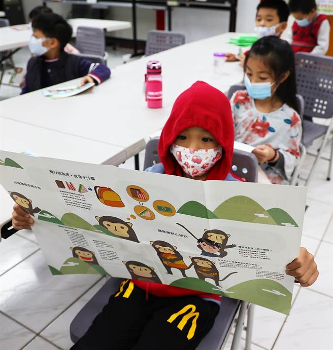 林美吟常透过入校宣导与演讲，并搭配精美的图文猕猴绘本跟小朋友沟通。（季志翔摄）