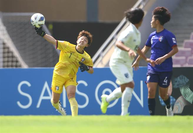 中华女足唯一临危受命的资深球员蔡明容（左）不辱使命，对泰国脚出门清演出。（中华足协提供）