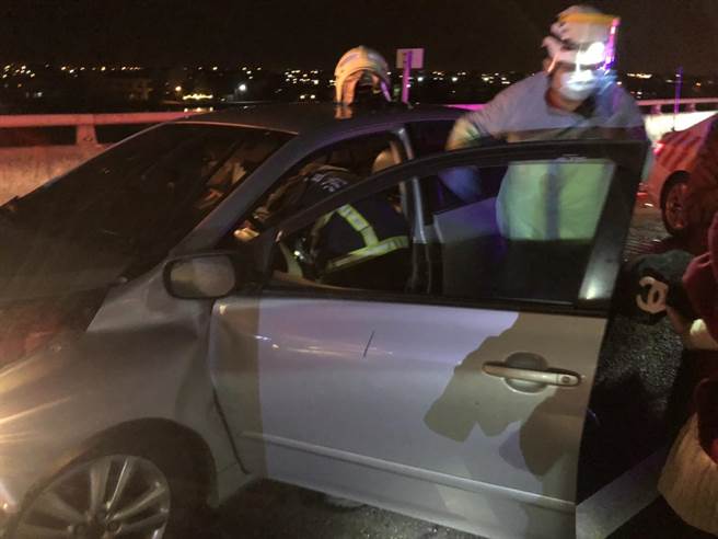 国道5号北向32K处发生4辆小客车追撞事故，造成3男3女受伤，经消防人员协助脱困后，幸无大碍，事故也在晚间7时许已排除，详细肇因仍待警方厘清。（宜兰县消防局提供／罗亦晽宜兰传真）