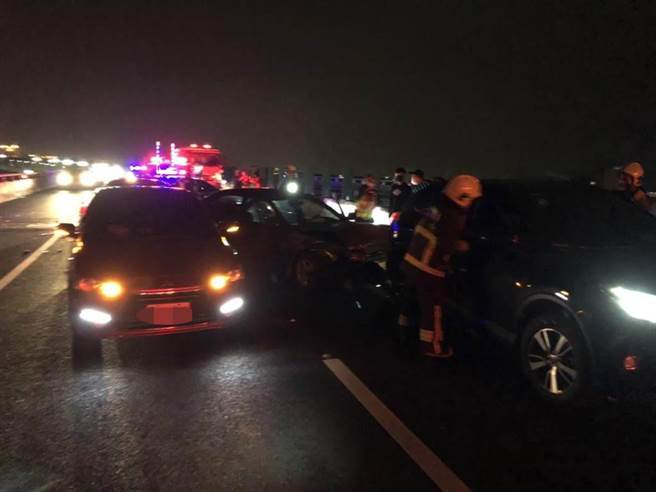 国道5号北向32K处发生4辆小客车追撞事故，造成3男3女受伤，经消防人员协助脱困后，幸无大碍，事故也在晚间7时许已排除，详细肇因仍待警方厘清。（宜兰县消防局提供／罗亦晽宜兰传真）