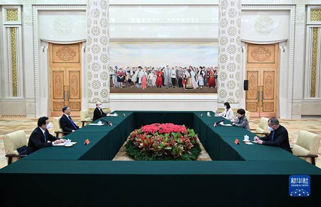 大陆全国政协主席汪洋5日在北京会见国民党前主席洪秀柱。(新华社)