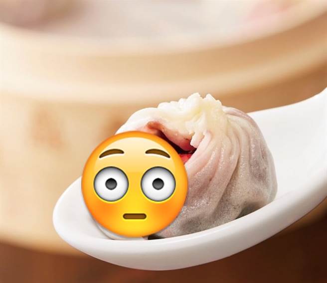 日本鼎泰丰推出新春限定的「草莓小笼包」，爆浆画面曝光，网友惊呼：「这是什么？」(图截自IG/din_tai_fung_japan)