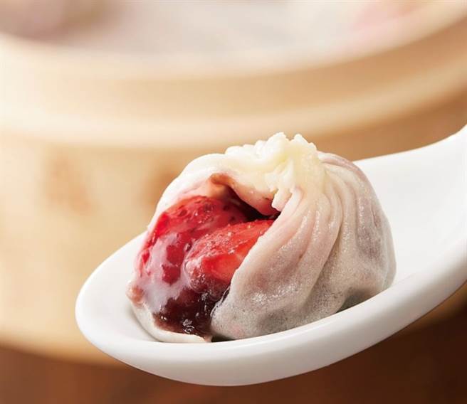 日本鼎泰丰推出「草莓小笼包」。(图截自IG/din_tai_fung_japan)