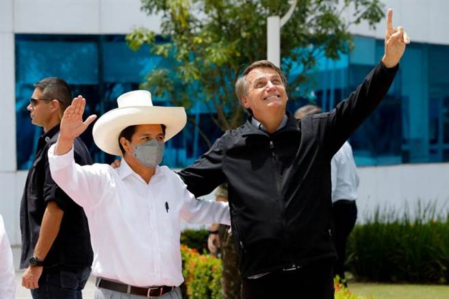 秘鲁总统卡斯蒂约（左）撤换3天前才获任命的总理。（图／路透社）