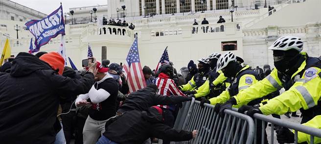 彭斯表示，去年1月6日的衝突實在沒意義，因為沒人可以否定選舉結果。(圖/美聯社)