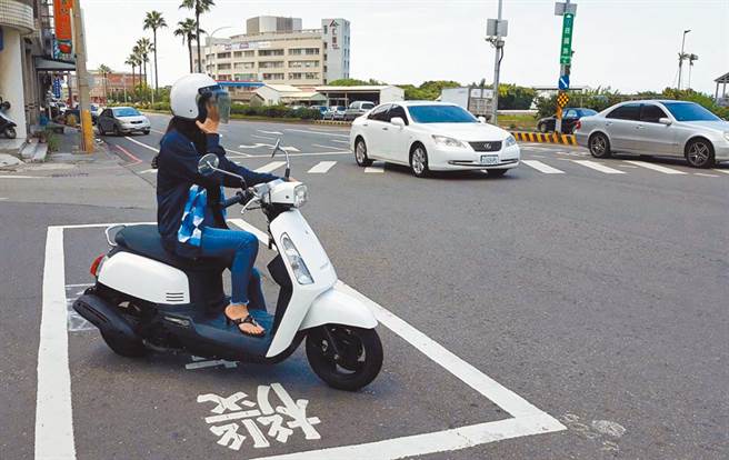机车待转要打方向灯吗？两派网友战翻，正解出炉，法规并没有要求进入待转区要打方向灯，但机车只要变换车道就需要打灯示意后方来车。（报系资料照/陈世宗摄）