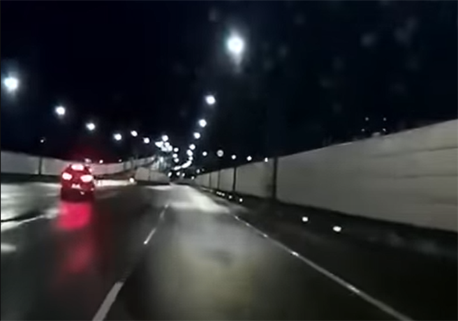 北市環東大道上月25日發生車輛誤闖對向車道，撞死一名重機騎士的憾事，豈料，同地點在本月3日再度有駕駛險些闖入對向車道，引起網友質疑道路設計是否有問題。（翻攝YouTube「WoWtchout - 地圖型行車影像分享平台」）