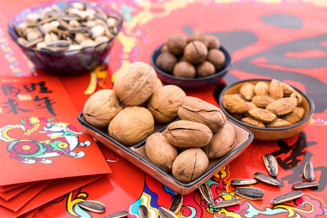 食药署昨(4日)分享了过年零嘴小知识，让大家吃糖长知识。(示意图／Shutterstock)