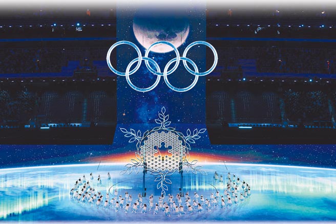 北京冬奥会开幕式，国际知名导演张艺谋用「雪花跟冰的故事」呈现开幕式。（新华社）