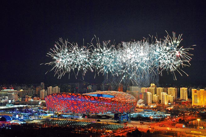 北京冬奥开幕烟火表演，由蔡国强主导设计，创作原则为「简约、安全、精彩」。（新华社）