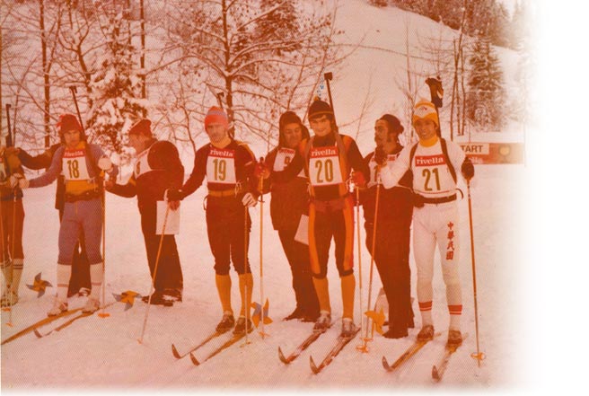 翁明义（右一）在1974年欧巡赛穿上自制缝有「中华民国」的战袍出赛，为当时在国际赛场上遭受打压的台湾选手出了一口气。（翁明义提供）