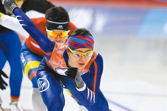 黄郁婷（图前）继2018年平昌冬奥之后，再度争取到北京冬奥500公尺、1000公尺及1500公尺参赛资格。（中央社）