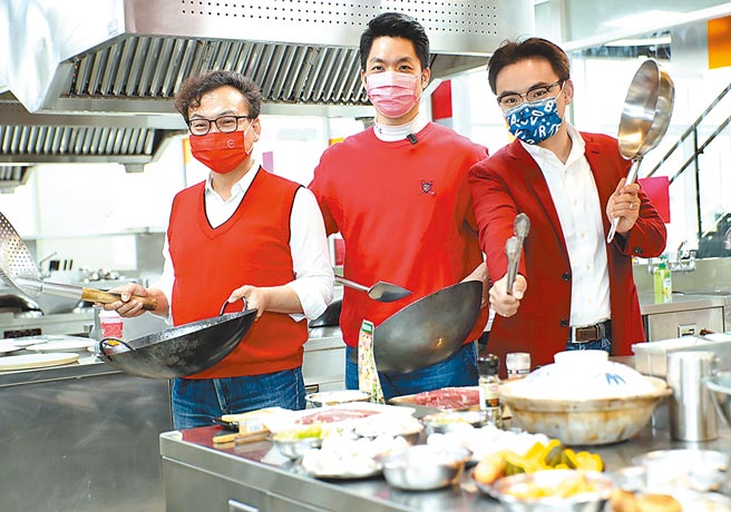 國民黨立委洪孟楷（右起）、蔣萬安與鄭正鈐放下問政身段，拿起廚具大顯身手做年菜。（本報資料照片）