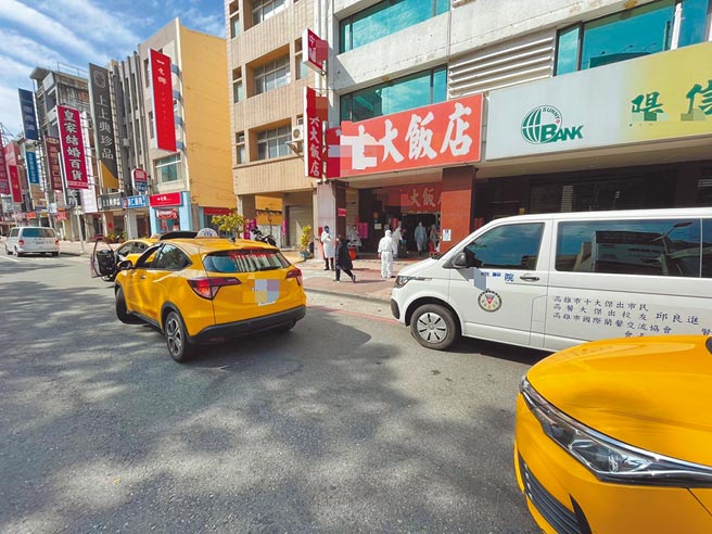 高雄1防疫旅館4日爆同樓層多人確診，4人疑遭3樓鄰房境外移入個案傳染，感染源頭待確認。目前已清空召回員工旅客採檢，整棟全面清消。（讀者提供／袁庭堯高雄傳真）