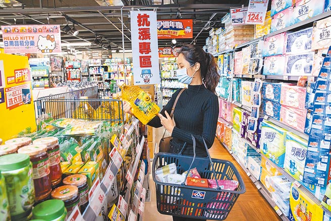 萬物齊漲引爆民怨，經濟部以「讓大家好好過年」為理由，要連鎖業者允諾春節前不漲價。圖為賣場的抗漲專區。（石智中攝）