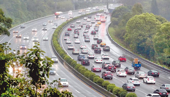 國道3號土城路段4日午間湧入南下車潮，造成壅塞，時速一度低到30公里，相較之下北上車道未見春節假期結束前的北返車潮，仍然維持順暢，車速可到70公里。（鄭任南攝）