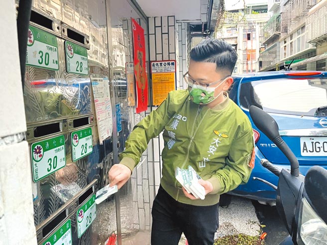 疫情严峻不能跑摊，台北市大安、文山区市议员拟参选人陈唐博徒步逐户投递文宣品拚选战。（张立勋摄）