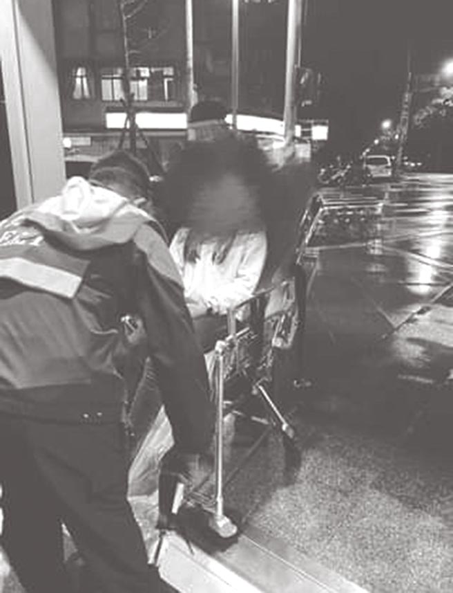 台北市南港区社会住宅一名国中女学生长期遭家暴，3日再度被家暴后逃出家中向学校老师求救，送往医院急诊验伤。（摘自爆料公社）