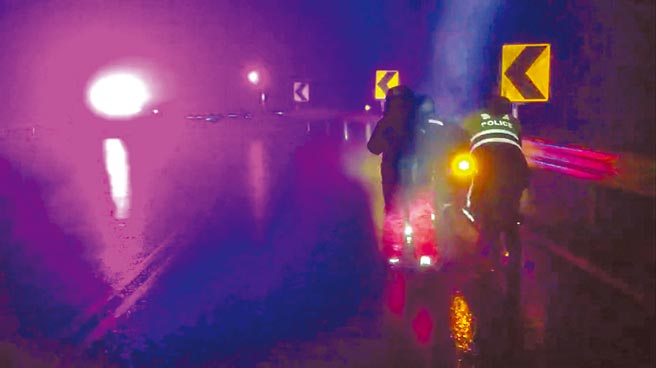 大年初三有10餘名機車騎士受困合歡山克難關，花蓮警方協助騎士脫困。（新城警分局提供／李忠一花蓮傳真）