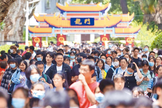 大陸教育部上月底宣布，今年大陸大專院校對台招生將採聯招形式，從過往的「多校任選」變「唯一錄取」。圖為去年大陸高考場景。（中新社）