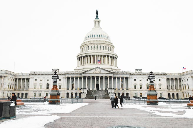 美国参眾两院议员于美东时间3日同步提出法案，要求美国国务卿必须就我国在华府的「驻美国台北经济文化代表处」更名为「台湾代表处」一事进行谘商。图为美国国会。（中央社）