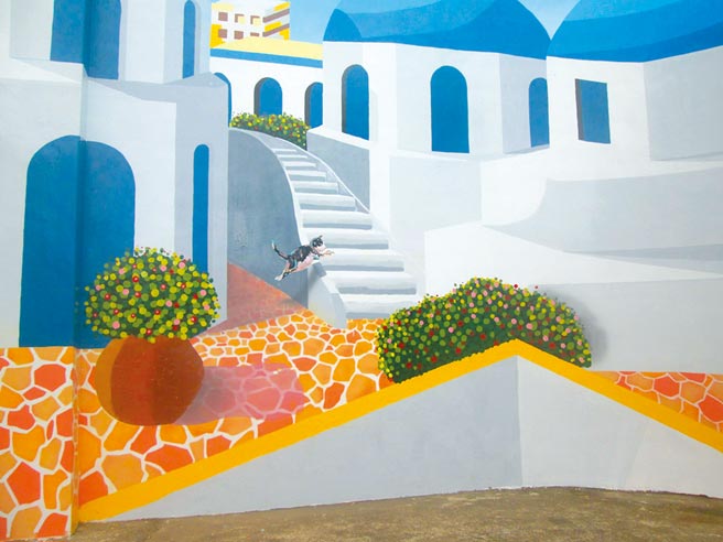 新竹监狱将一处空白围墙彩绘成地中海希腊风情，让收容人前往休憩时也能放松心情。（新竹监狱提供／邱立雅竹市传真）