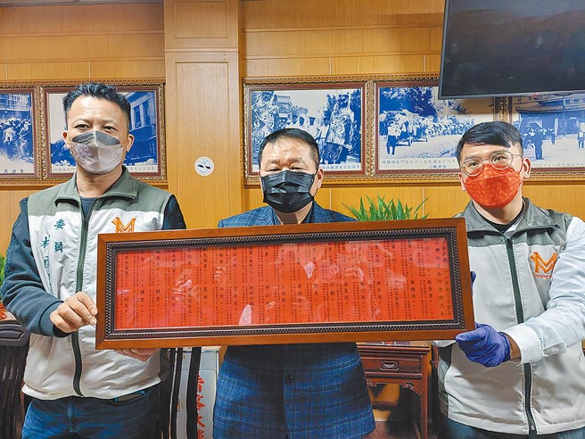 彰化鹿港天后宮大年初四一早遵循傳統，抽出40支籤詩，為各行各業推估虎年發展運勢。（謝瓊雲攝）