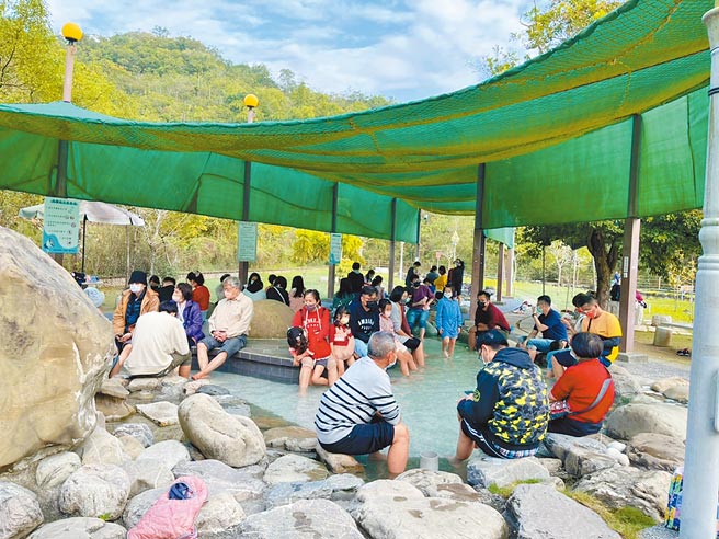 台南春节旅游，初一至初三约涌入260万人次。图为龟丹温泉体验池，民眾泡脚体验美人汤。（台南市观旅局提供／程炳璋台南传真）