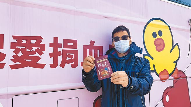 台南捐血中心初四到南鯤鯓代天府辦捐血活動，廟方也贊助平安鹽祭加持後的日曬海鹽。（張毓翎攝）