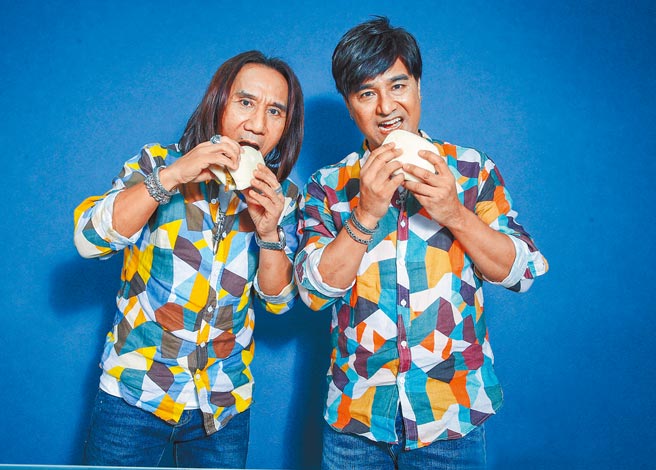 「动力火车」顏志琳（左）、尤秋兴日前特地制作传统美食「虎咬猪」别称「刈包」来庆祝虎年。（粘耿豪摄）