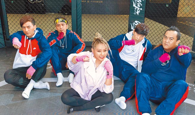 安那（中）、BOXING樂團揮汗打拳，振奮精神迎接新年。（羅永銘攝）