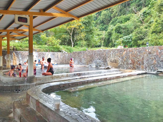 红叶温泉、瑞穗温泉、安通温泉为花东纵谷的3大温泉区，图为红叶温泉。（资料照片）
