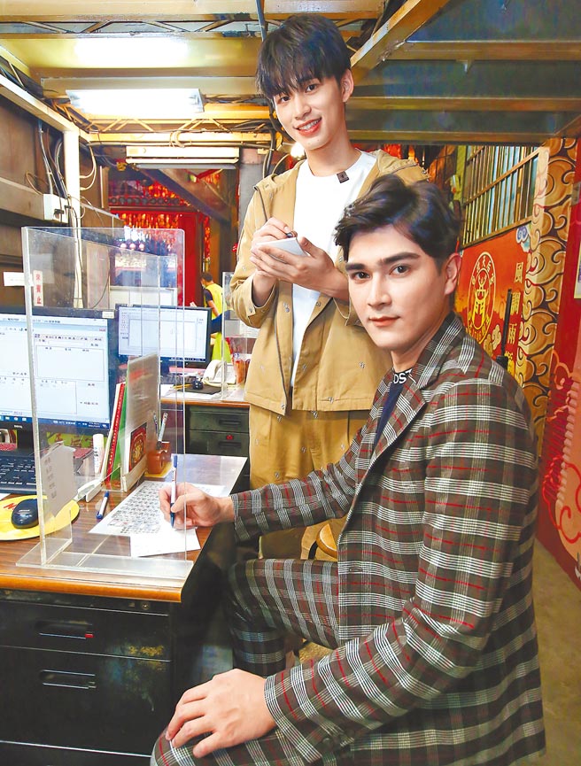 李制益（右）、王品澔报名点虎年光明灯，求演艺事业一片光明。（罗永铭摄）服装提供／王品澔 agnes b.；李制益 agnes b.、Lacoste