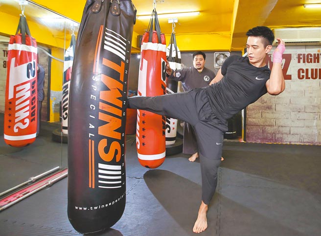 王家梁（前）的鞭腿力道强，教练吴震亚直呼厉害。（陈俊吉摄）