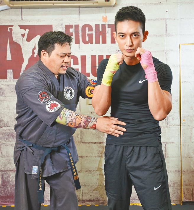 拥有运动员底子的王家梁（右），在教练吴震亚的教学下学习格斗运动。（陈俊吉摄）