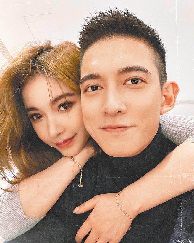 今年是许维恩（左）跟王家梁婚后第1次以家人身分一起过年。（摘自脸书）