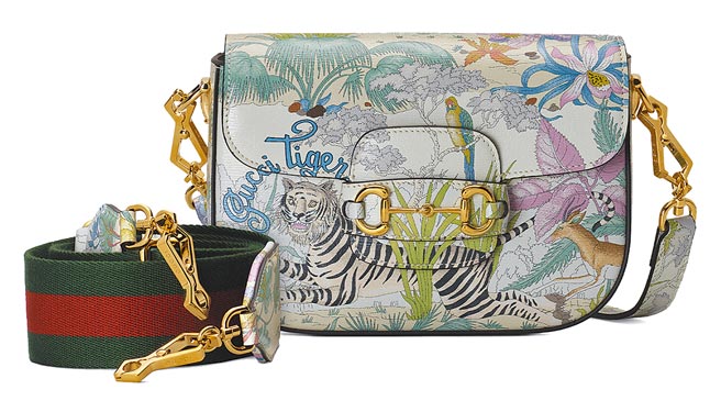 Gucci虎年印花马衔扣肩背包，10万2600元。（Gucci提供）