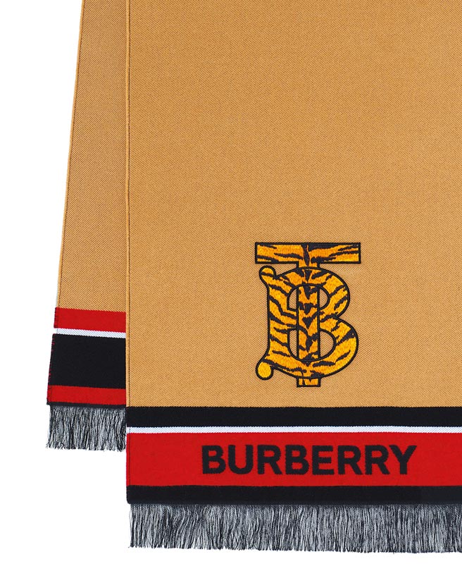 Burberry以TB花押字结合虎纹打造羊毛丝绸围巾，1万1800元。（Burberry提供）