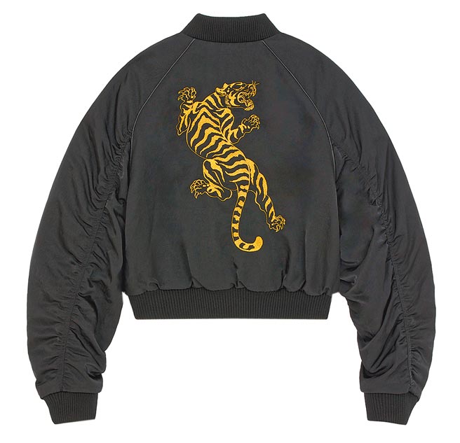 Kenzo为虎年推出的限定金缕虎跃黑色飞行夹克，3万8800元。（Kenzo提供）