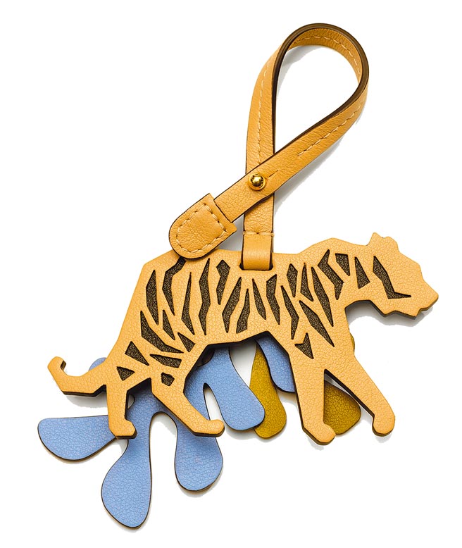 DELVAUX为虎年打造的幸运吊饰，1万6500元。（DELVAUX提供）