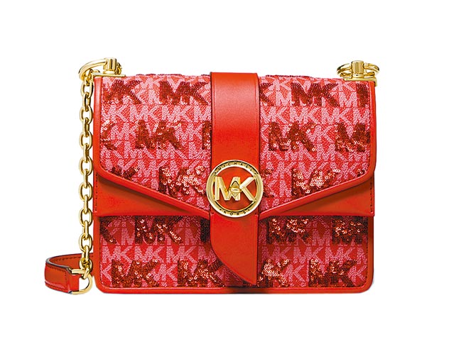 Michael Kors红色印花炼带包喜气洋洋，1万8700元。（Michael Kors提供）