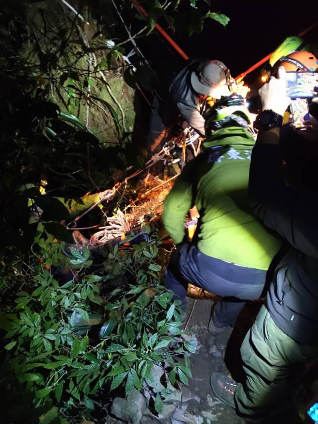 49岁男登北大武山摔下山，消防人员急忙搜救。（屏东消防局提供／谢佳潾屏东传真）