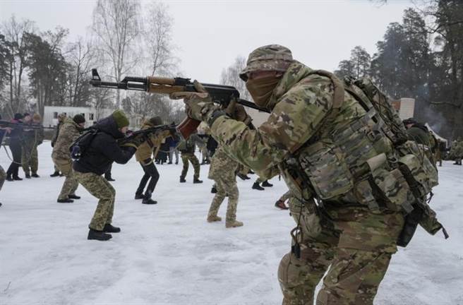 官員更認為，全面入侵會造成重大傷亡。烏克蘭方面，傷亡人數可能在5,000至25,000人之間。(圖/美聯社)